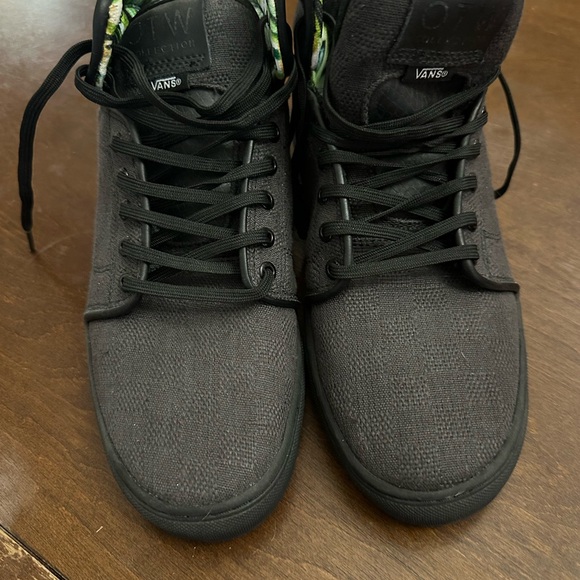 Vans Black Textured High-Top Sneakers - Picture 1 of 5